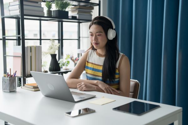 Cơ hội việc làm đại học từ xa ngành Luật Kinh tế Intracom