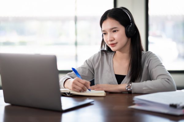 Đại học từ xa Ngôn ngữ Anh Đại học Intracom có gì khác biệt?