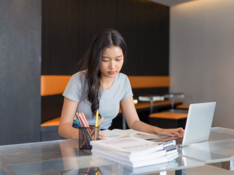 Đại học từ xa là hình thức đào tạo trong đó người học chủ yếu học thông qua nền tảng trực tuyến, tài liệu số và hệ thống quản lý học tập của trường