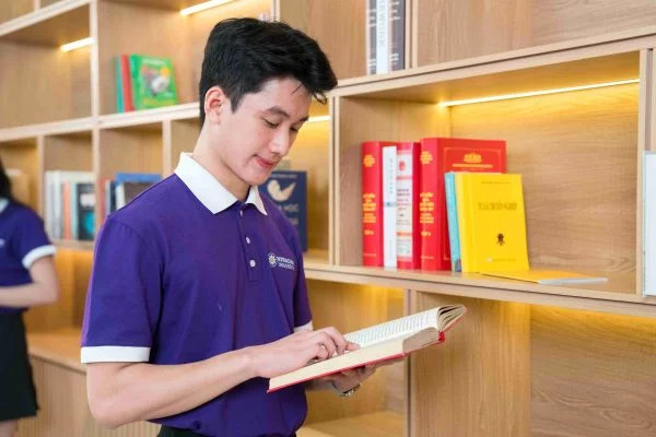 Mô hình đào tạo song song kiến thức nền tảng và phát triển khung năng lực số 