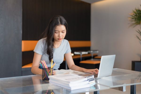 Học đại học từ xa có cần lên trường không? Giải đáp rõ ràng cho người mới tìm hiểu