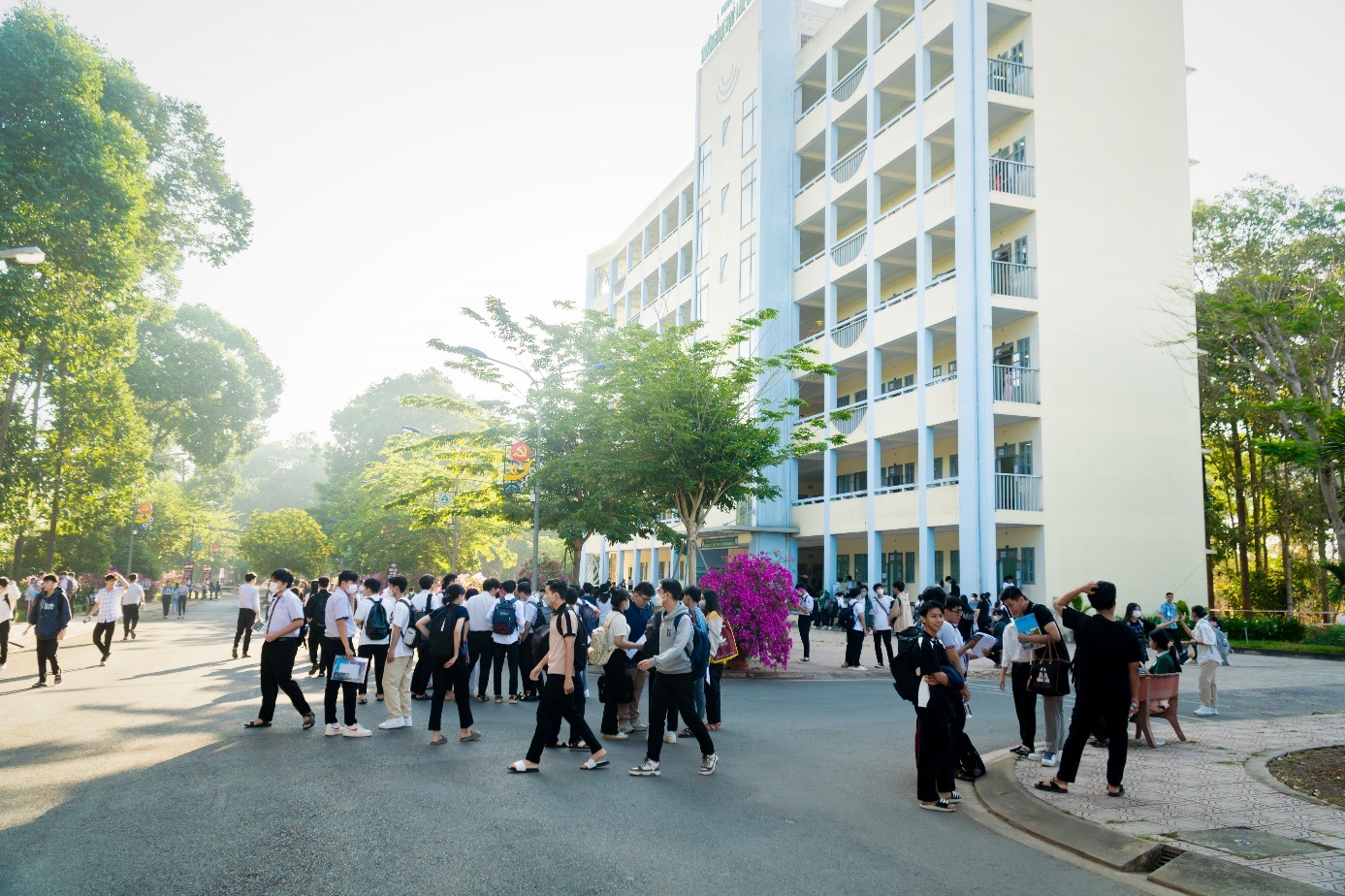 So sánh học Ngôn ngữ Anh từ xa tại các trường uy tín Việt Nam 2026