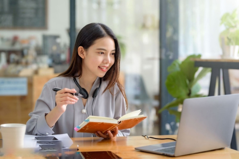 Học Ngôn ngữ Anh từ xa có thi tốt nghiệp không? Hình thức ra sao?